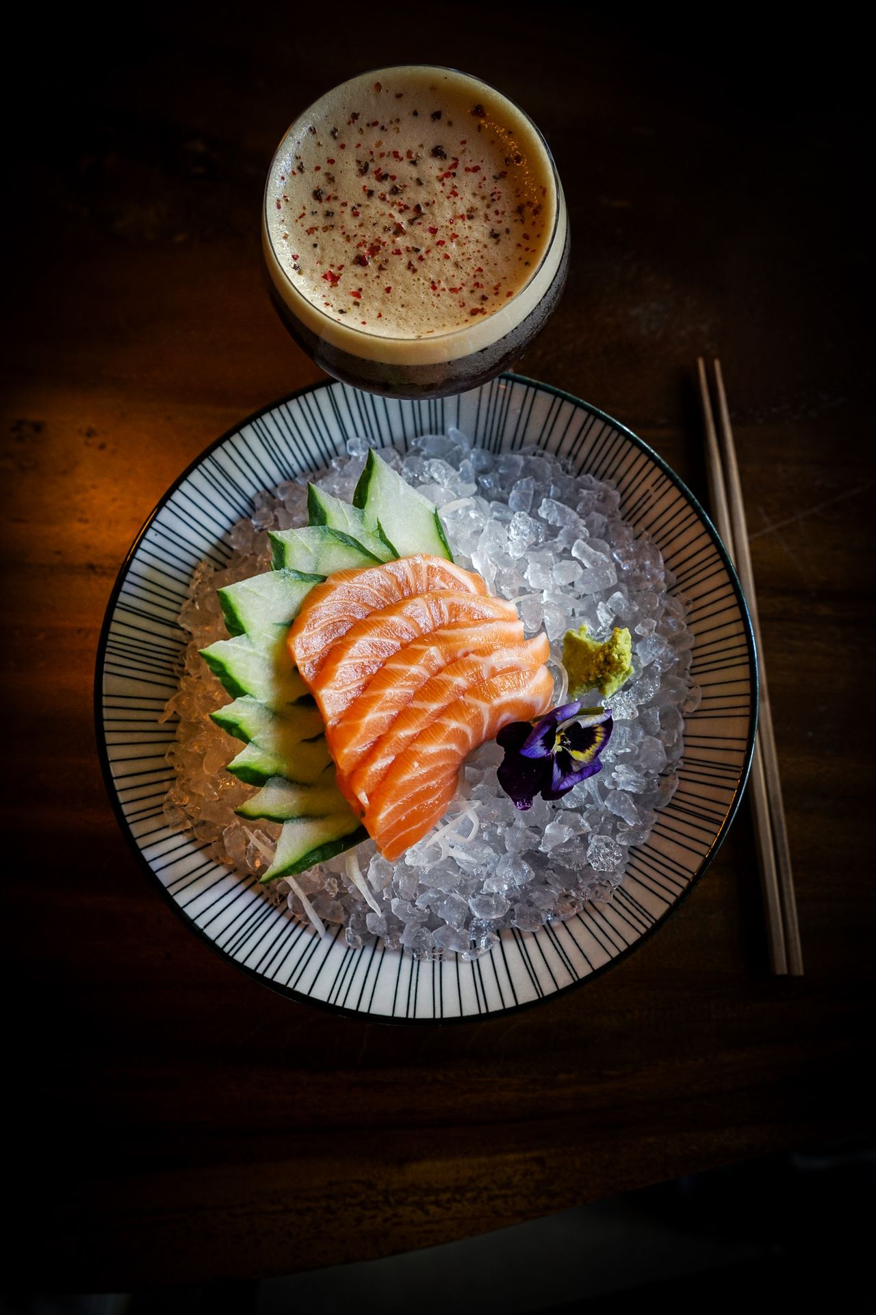 Prato de sushi contemporâneo no restaurante CRU Lisboa