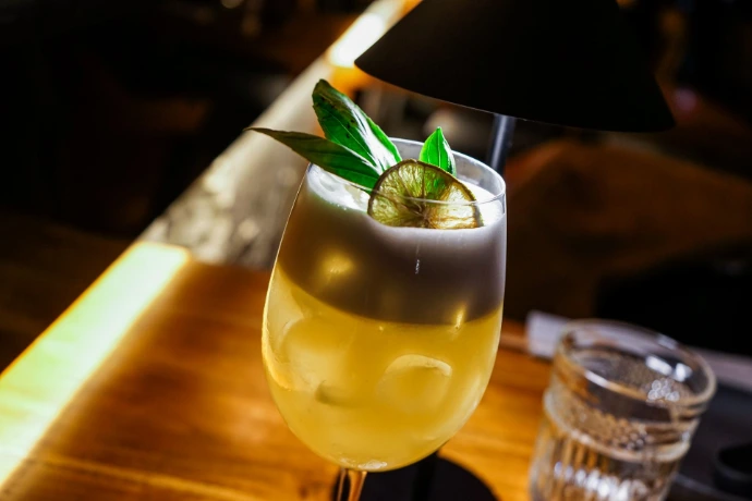 Cocktail de autor no restaurante CRU Lisboa